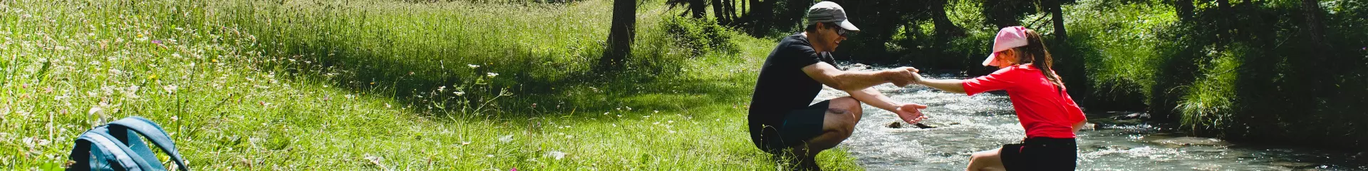 ause en famille dans le ruisseau du Monal à Sainte-Foy-Tarentaise pendant une randonnée estivale