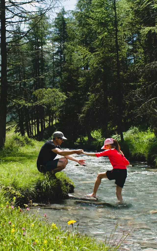 ause en famille dans le ruisseau du Monal à Sainte-Foy-Tarentaise pendant une randonnée estivale