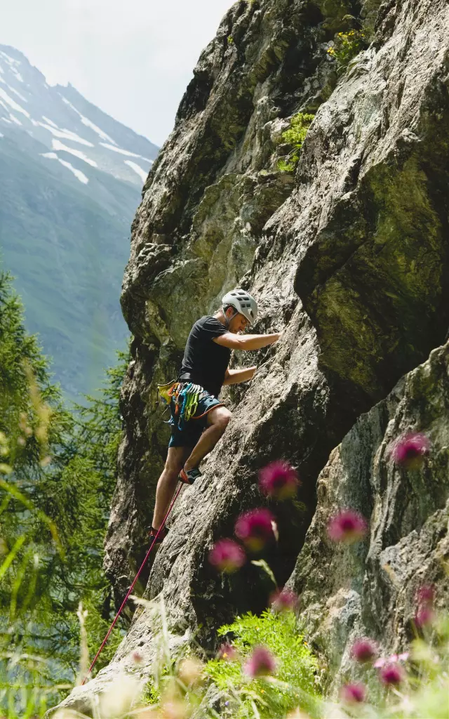 Grimpe sur voie rocheuse au Monal, spot d'escalade spectaculaire à Sainte-Foy-Tarentaise, défi en pleine nature