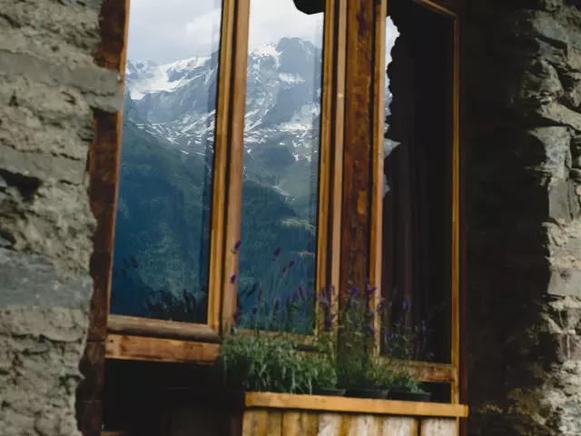 Reflets des montagnes enneigées près du chalet à Sainte-Foy-Tarentaise, paysage hivernal apaisant