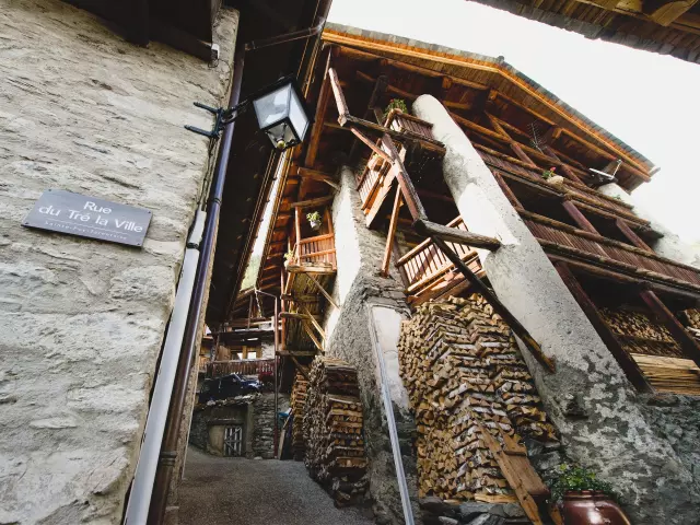 Rues pittoresques du hameau du Miroir à Sainte-Foy-Tarentaise, ambiance authentique et montagnarde