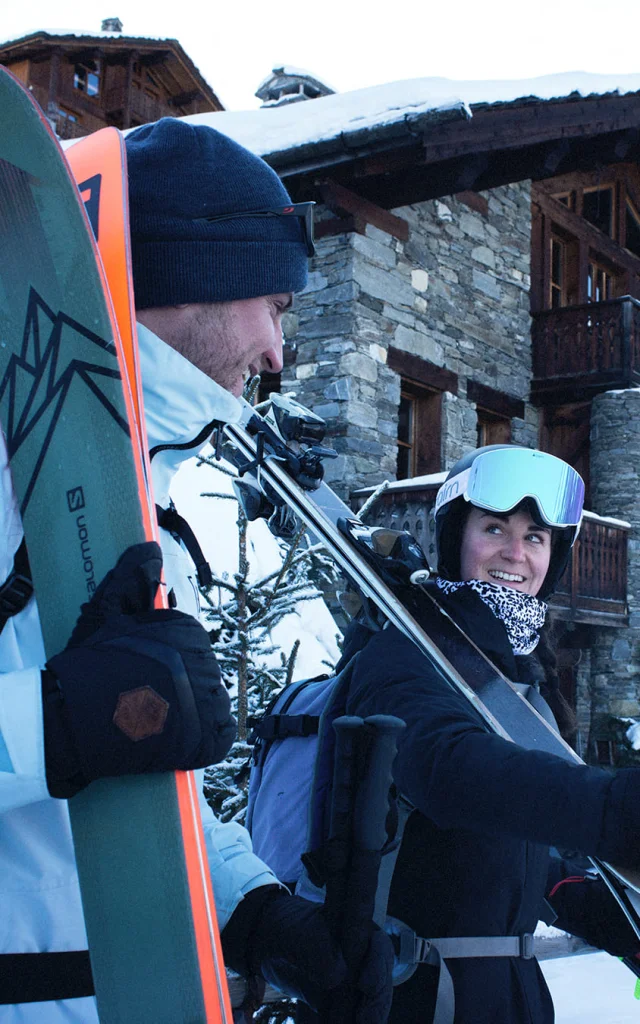 Déambulation de skieurs à Sainte-Foy-Tarentaise, ambiance hivernale au cœur de la station