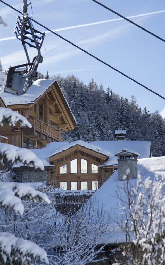 Sainte-Foy-Tarentaise en hiver, paysage enneigé capturé par Christine Harrisson, atmosphère montagnarde authentique