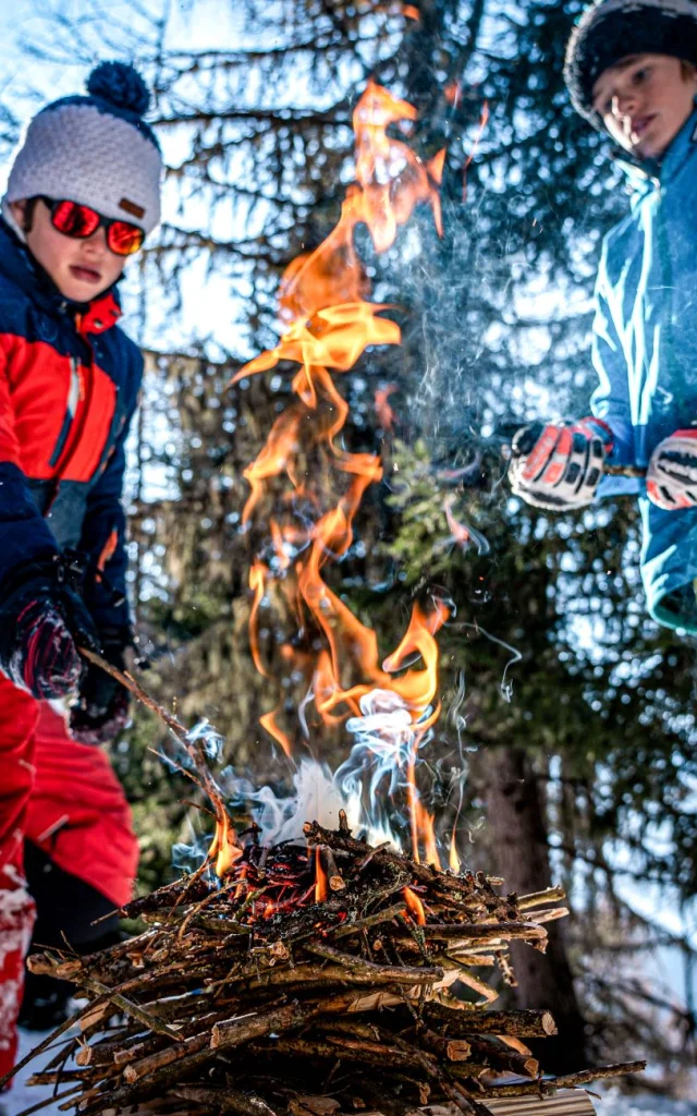 Bushcraft avec l'ESF à Sainte-Foy-Tarentaise, apprentissage des techniques de survie en pleine nature