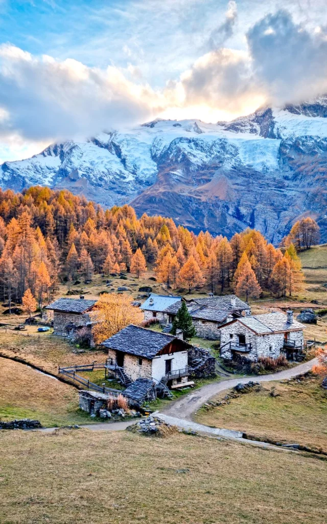 Village classé du Monal avec vue glacier du Mont Pourri Village du Monal en hiver à Sainte-Foy-Tarentaise