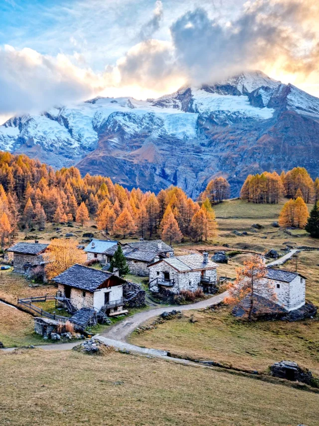 Village classé du Monal avec vue glacier du Mont Pourri Village du Monal en hiver à Sainte-Foy-Tarentaise
